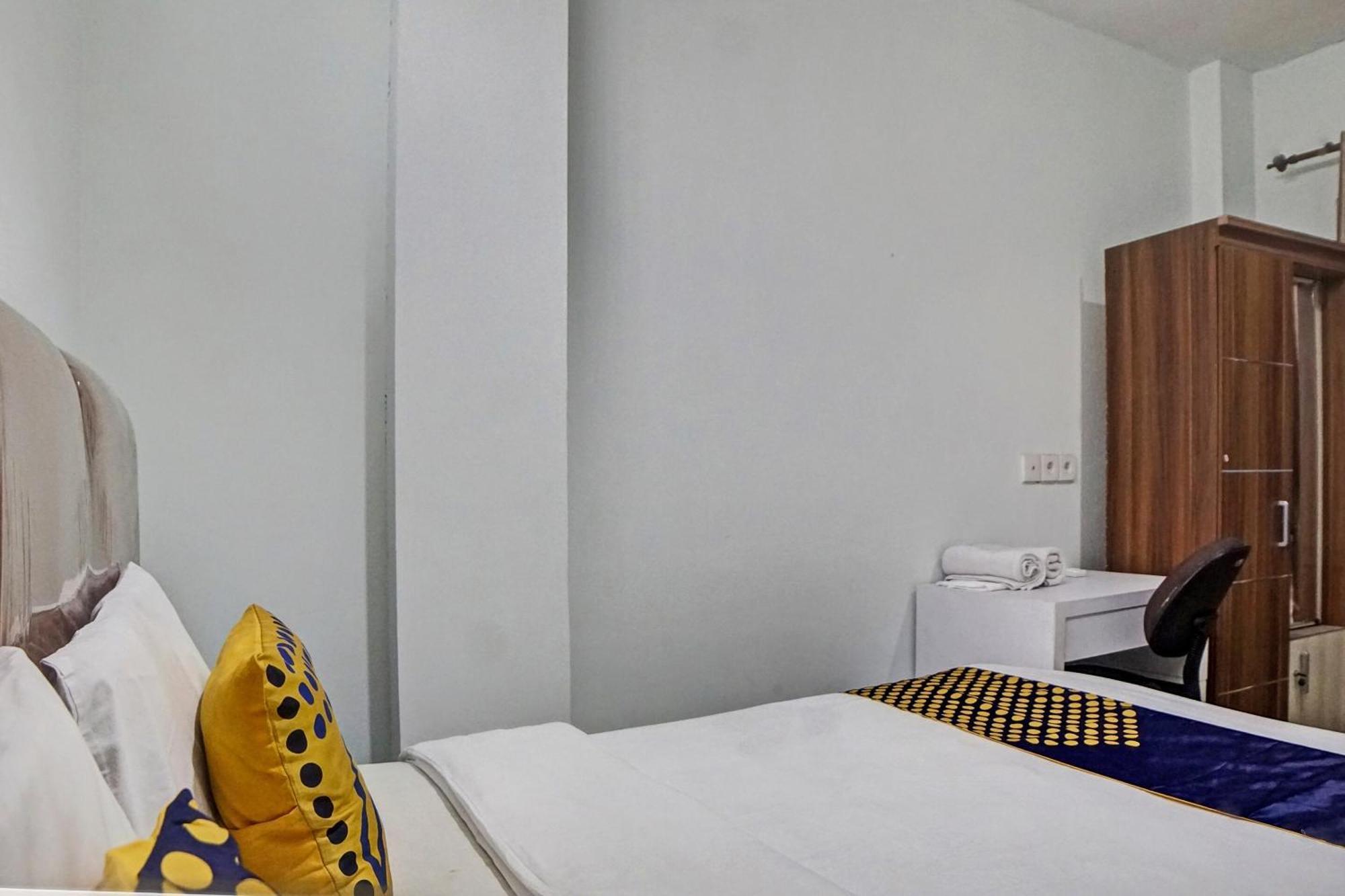 Hotel Spot On 92822 Finest House Near Amplas Bus Terminal 2*