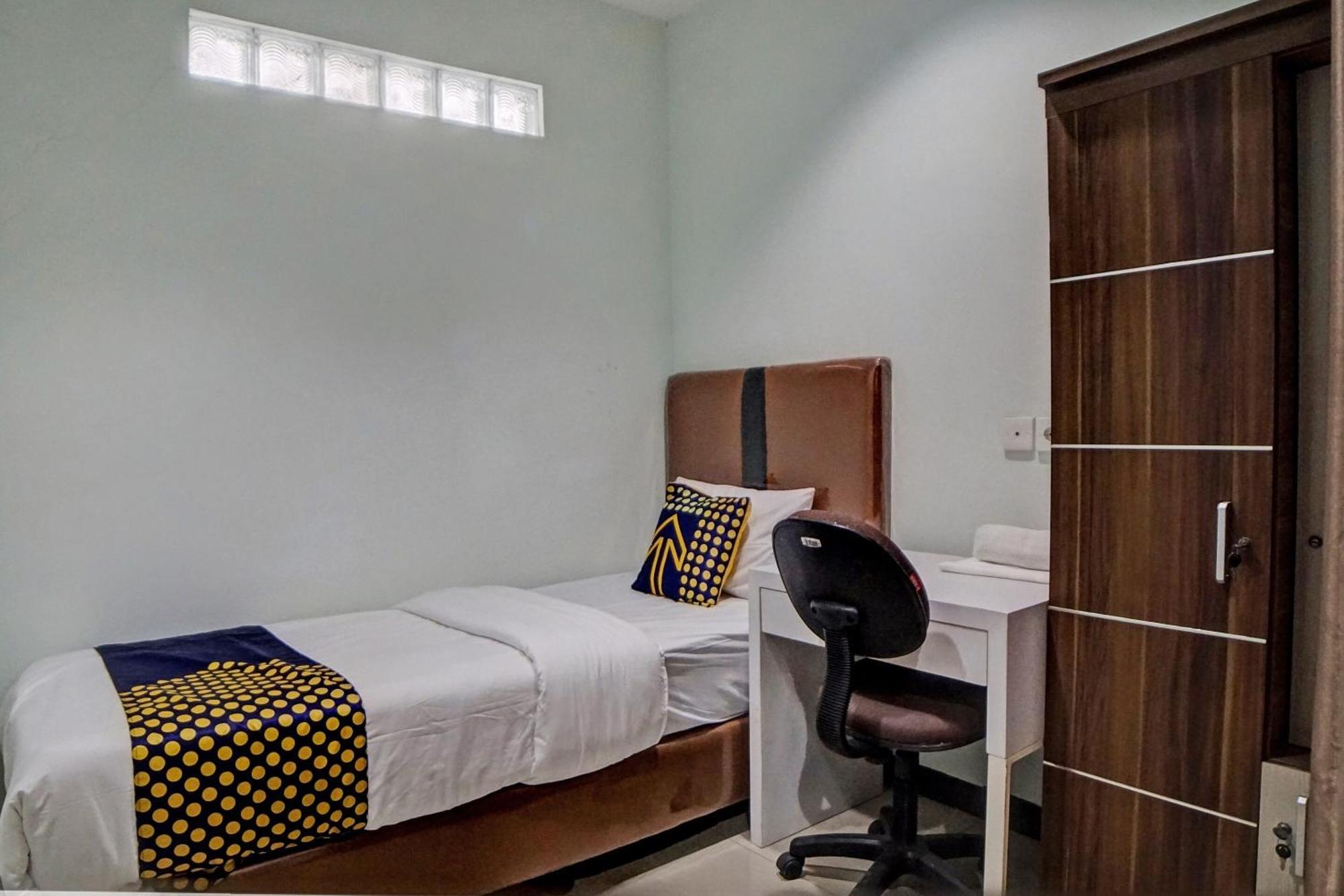 Spot On 92822 Finest House Near Amplas Bus Terminal