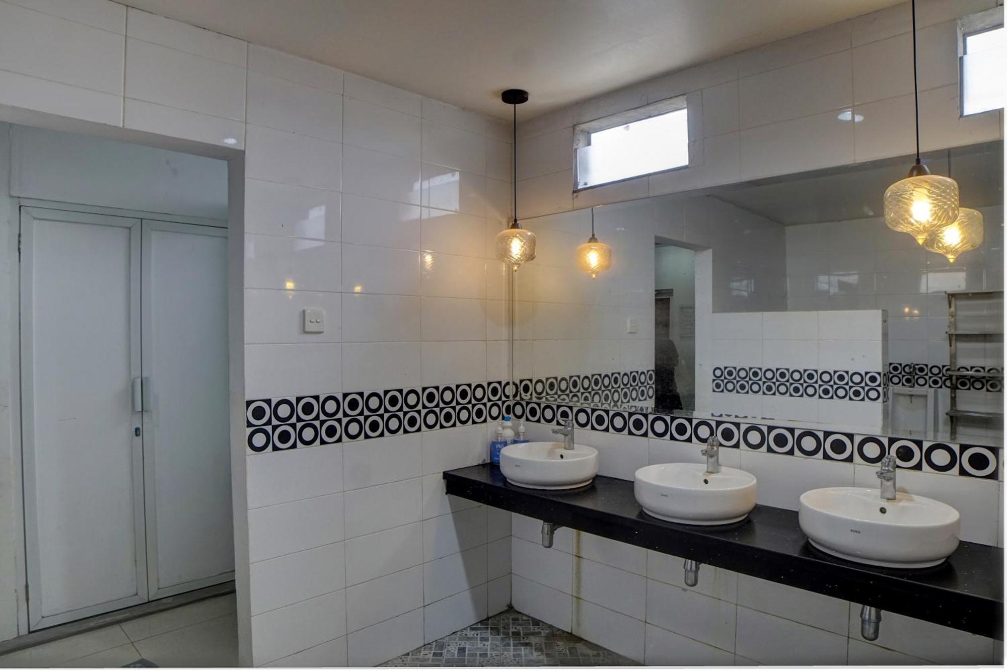 Hotel Spot On 92822 Finest House Near Amplas Bus Terminal
