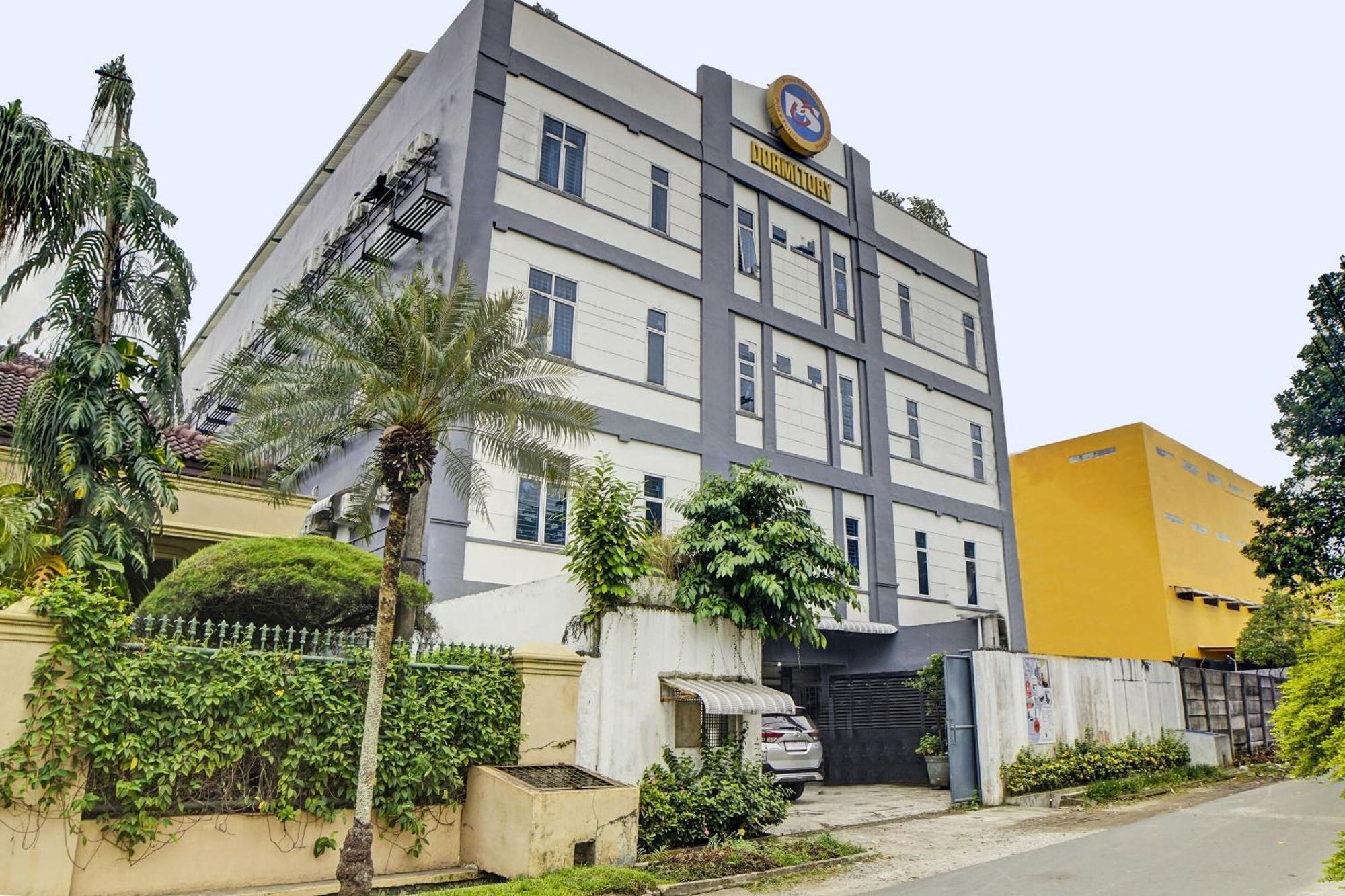 Hotel Spot On 92822 Finest House Near Amplas Bus Terminal