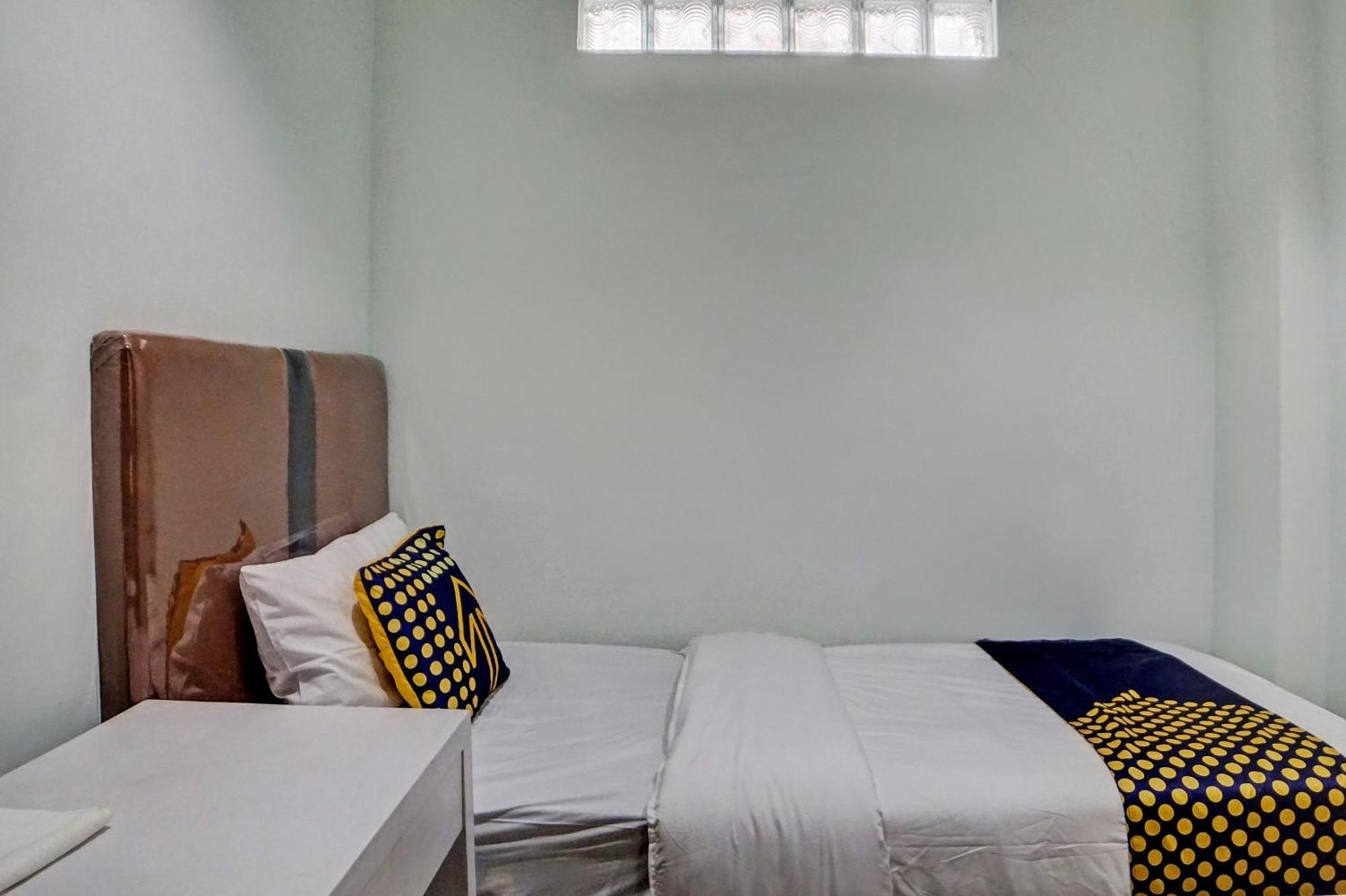 Spot On 92822 Finest House Near Amplas Bus Terminal Hotel