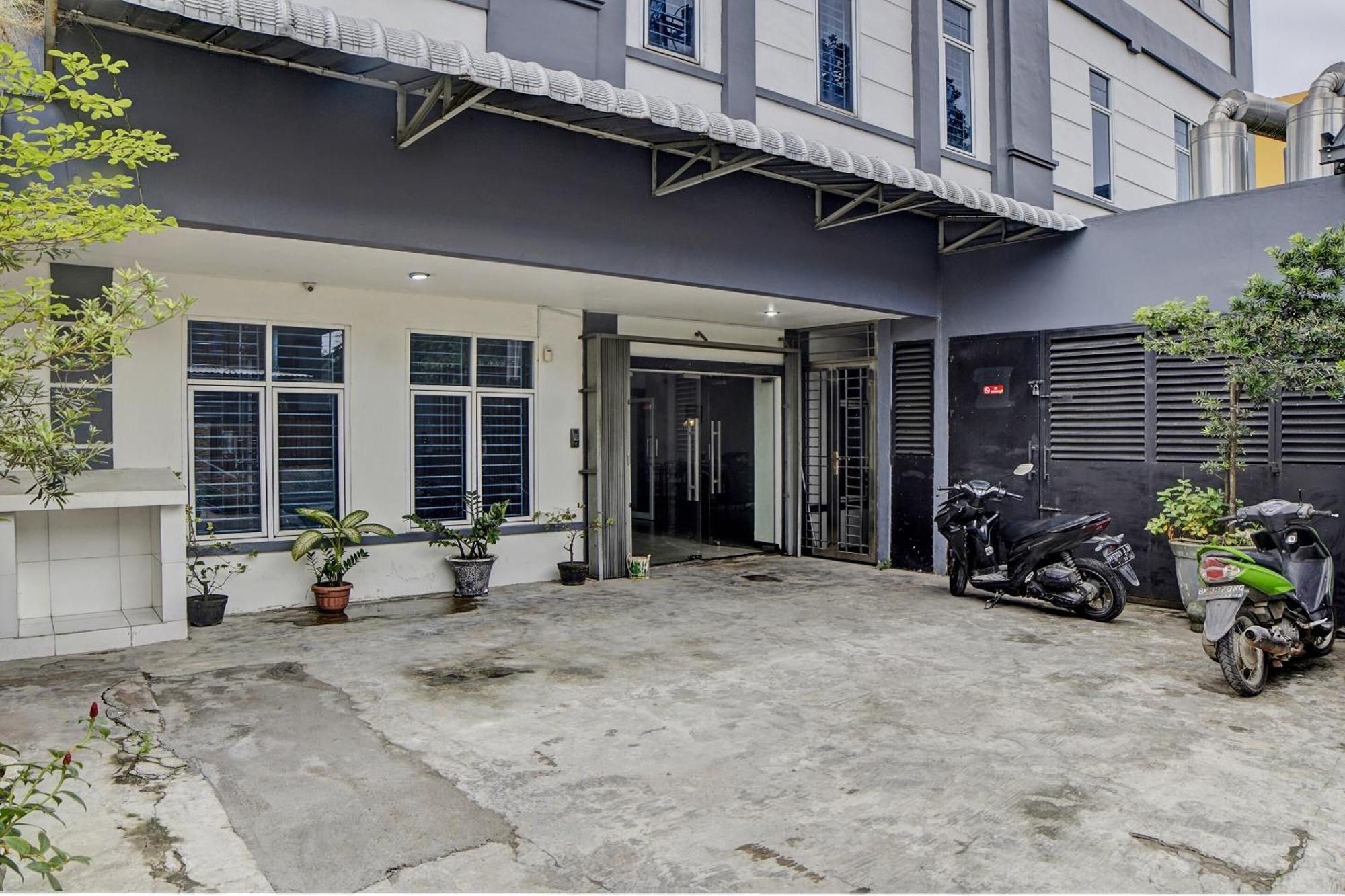Hotel Spot On 92822 Finest House Near Amplas Bus Terminal
