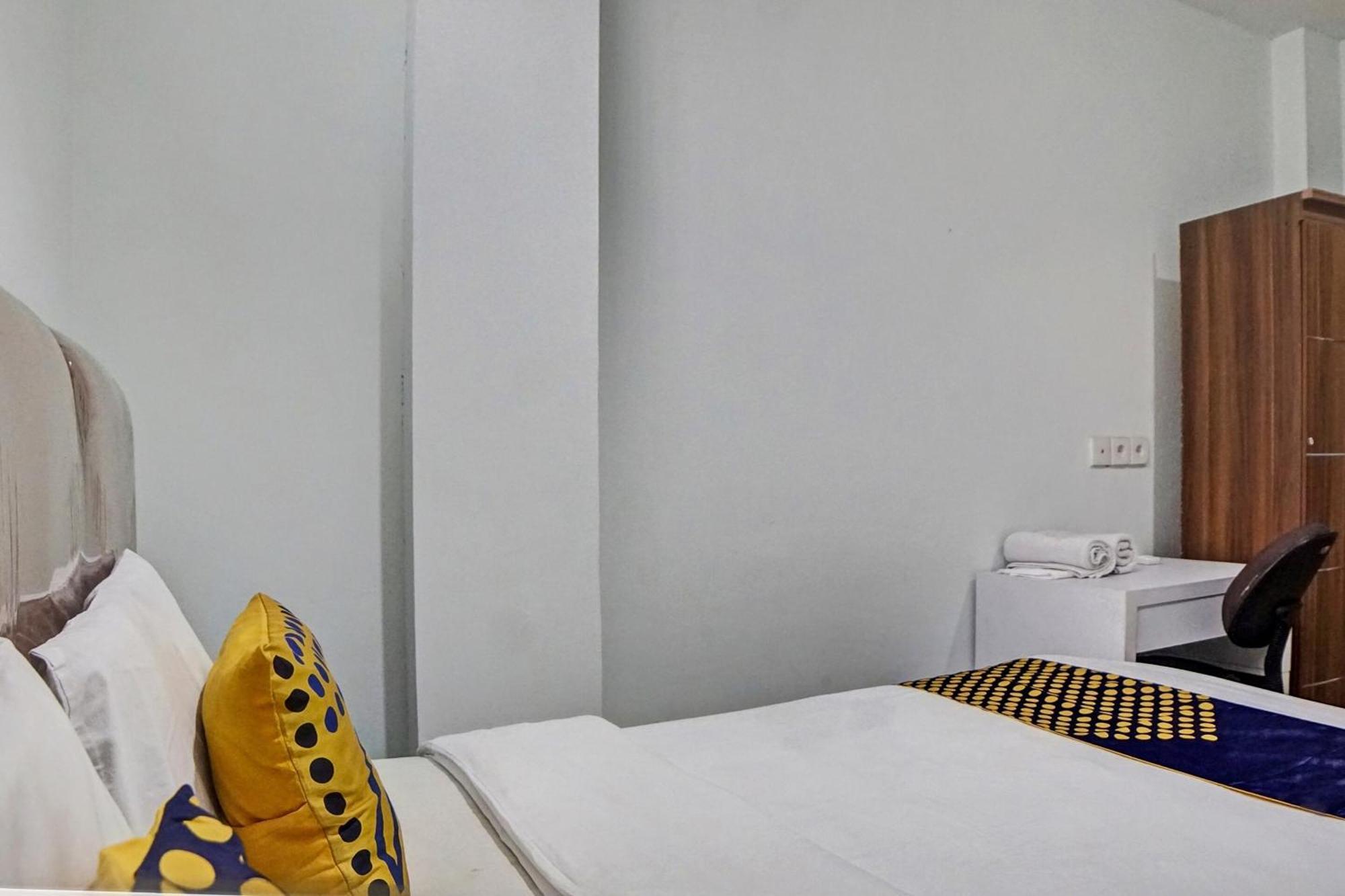 Hotel Spot On 92822 Finest House Near Amplas Bus Terminal