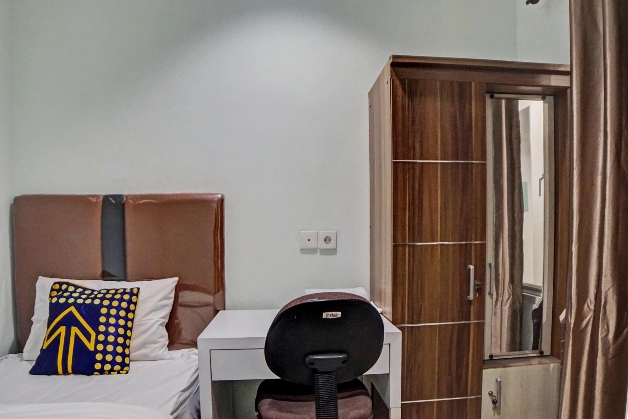 Spot On 92822 Finest House Near Amplas Bus Terminal Hotel 2*