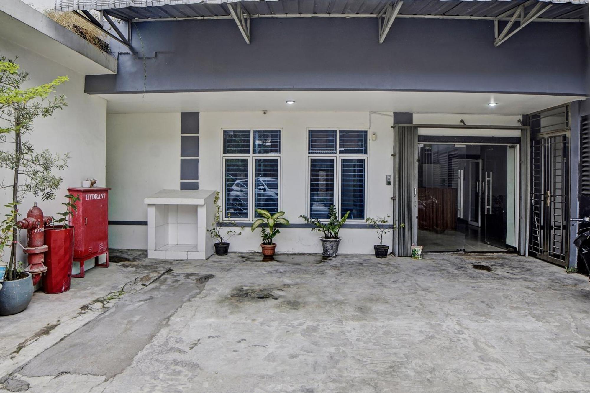 Spot On 92822 Finest House Near Amplas Bus Terminal Medan