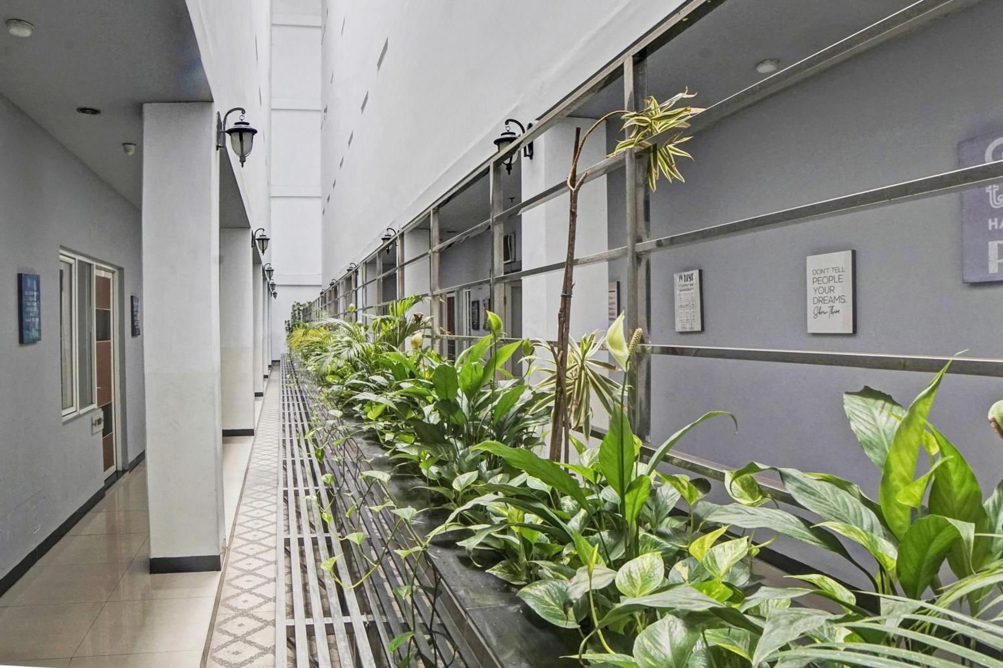 Hotel Spot On 92822 Finest House Near Amplas Bus Terminal